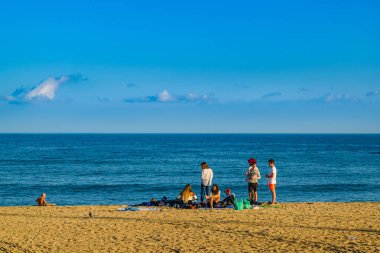 Barselona, İspanya, Ocak - 2018 - gençler bir güneşli kış günü zevk barcelona City beach Grup.