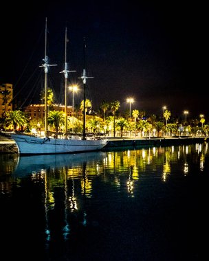 Barselona, İspanya, Ocak - 2018 - gece sahne shot port barcelona city adlı, İspanya Park tekneler ile