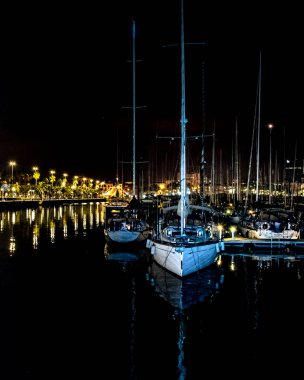 Barselona, İspanya, Ocak - 2018 - gece sahne shot port barcelona city adlı, İspanya Park tekneler ile