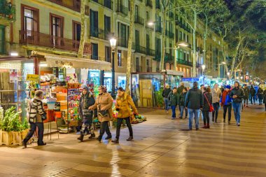 Barselona, İspanya, Ocak - 2018 - kentsel nigth olay yerinde la rambla barcelona şehir sokak.