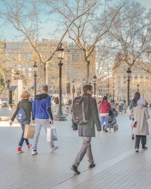 Barselona, İspanya, Ocak - 2018 - kentsel gün olay yerinde la rambla barcelona şehir sokak.