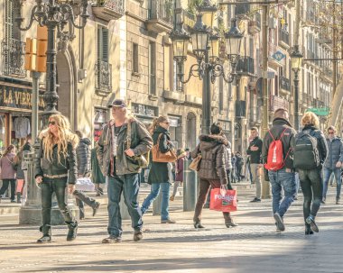 Barselona, İspanya, Ocak - 2018 - kentsel kış gün olay yerinde la rambla barcelona şehir sokak.