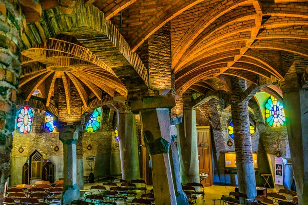 İç guell crypt görünümünü, gaudi mimarisi catalunya kasabanın dışında yer alan bir başyapıt
