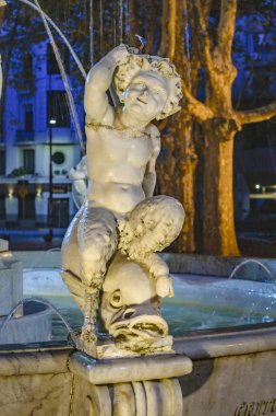 Kentsel gece olay yerinde Çeşme matriz kare ciudad vieja District şehirde Montevideo, Uruguay