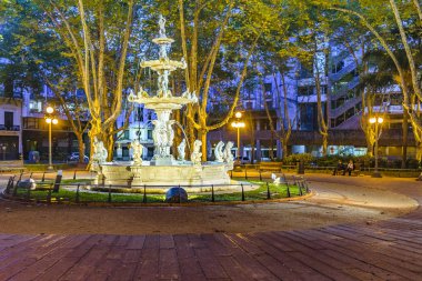 Montevideo, Uruguay, dönmüş - 2018 - kentsel gece olay yerinde ünlü matriz kare ciudad vieja District şehirde Montevideo, Uruguay