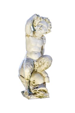 Beyaz arka planda izole edilmiş balık mitolojik heykel fotoğrafından daha ön plandaki çocuk.