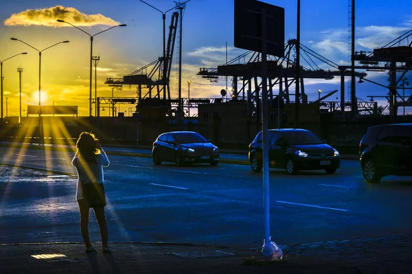 Städtische Szene Bei Sonnenuntergang Mit Einer Frau Die Fotos Vom — Stockfoto