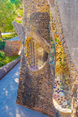 Catalunya, İspanya, Ocak - 2018 - dış görünümünü guell crypt, gaudi mimarisi catalunya kasabanın dışında yer alan bir başyapıt