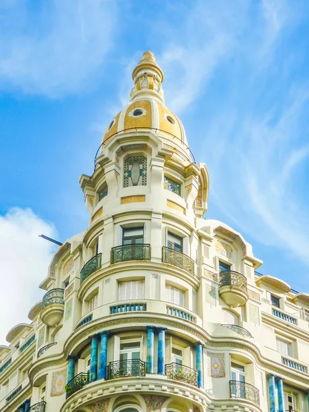 ウルグアイ モンテビデオ市内 コリエンテス通りでローアングル ビュー折衷的な様式建築 — ストック写真