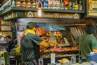 Geleneksel gıda pazarının ciudad vieja District şehirde Montevideo, Uruguay Montevideo, Uruguay, Nisan - 2018 - iç görünüm