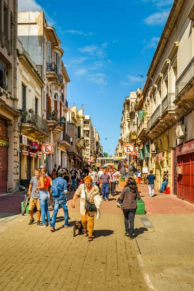 Montevideo Uruguay April 2018 Dag Stadsmiljö Scen Traditionella Fotgängare Ciudad — Stockfoto