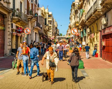 Montevideo, Uruguay, Nisan - 2018 - kentsel gün olay yerinde geleneksel yaya ciudad vieja bölgesinde şehirde Montevideo, Uruguay