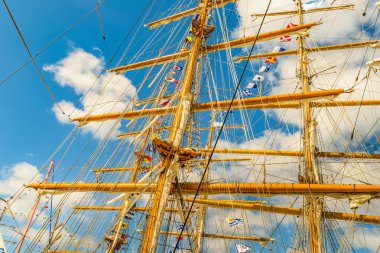 Yelken gemi deniz okul direkleri düşük açılı ayrıntı görünümü.