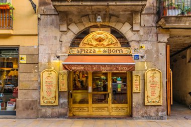 Barselona, İspanya, Ocak - 2018 - açık görüş pitoresk antika cephe pizza Restoran barcelona City, İspanya gothic District