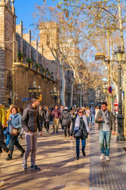 Barselona, İspanya, Ocak - 2018 - kentsel kış gün olay yerinde la rambla barcelona şehir sokak.