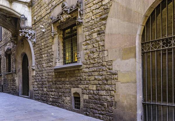 Calle Estrecha Rodeada Edificios Medievales Barrio Gótico Ciudad Barcelona España — Foto de Stock