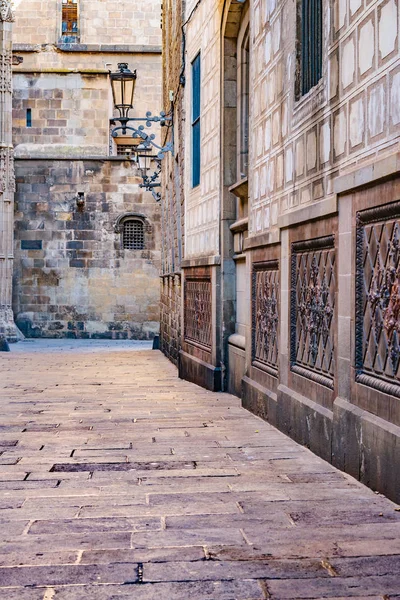 Narrow Street Surrounded Medieval Buildings Gothic District Barcelona City Spain — Stock Photo, Image