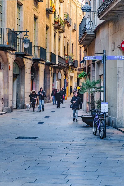 Barcelona España Enero 2018 Calle Estrecha Rodeada Edificios Medievales Barrio —  Fotos de Stock