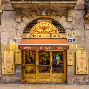 Barselona, İspanya, Ocak - 2018 - açık görüş pitoresk antika cephe pizza Restoran barcelona City, İspanya gothic District