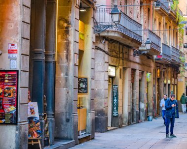 Barselona, İspanya, Ocak - 2018 - barcelona City, İspanya gothic. bölgede ortaçağ binaları çevrili dar sokak