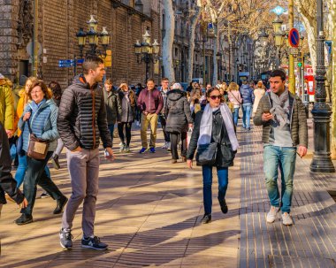 Barselona, İspanya, Ocak - 2018 - kentsel kış gün olay yerinde la rambla barcelona şehir sokak.
