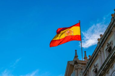 Düşük açılı İspanya bayrak sallayarak binasının tepesinde vurdu.