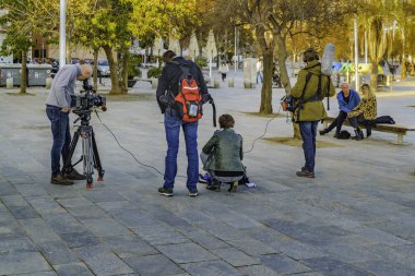 Barselona, İspanya, Ocak - 2018 - küçük çalışma ekibi ile bir kaç sittinga Meydanı'nda bir sahne filme