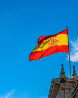 Düşük açılı İspanya bayrak sallayarak binasının tepesinde vurdu.