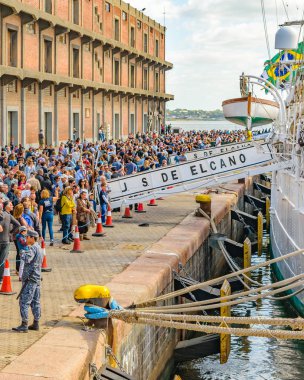Şehirde montevideo, Uruguay deniz sergisinde limanında Nisan - 2018 - Montevideo, Uruguay, kalabalık