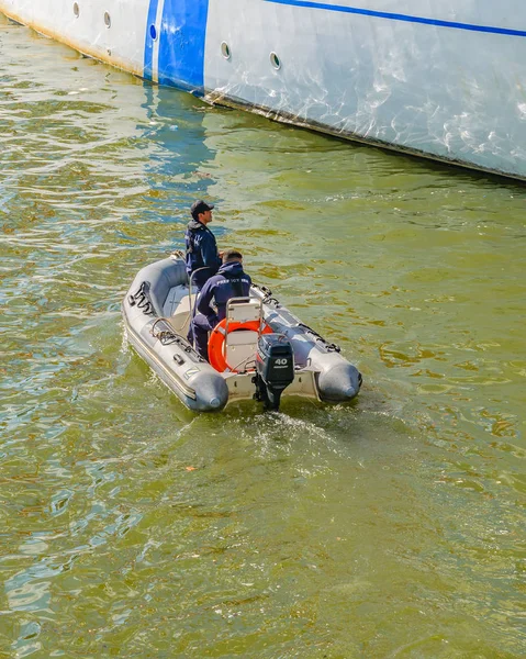 モンテビデオ ウルグアイ 2018 港で船を支援 インフレータブル ボートの男性 — ストック写真