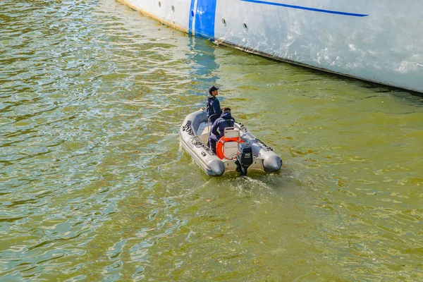 モンテビデオ ウルグアイ 2018 港で船を支援 インフレータブル ボートの男性 — ストック写真