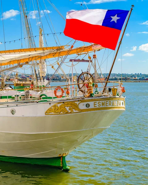 乌拉圭蒙得维的亚 2018年4月 2018年4月 在乌拉圭蒙特韦迪奥港口城市的海洋展览上悬挂着带着智利国旗的现代护卫舰 — 图库照片