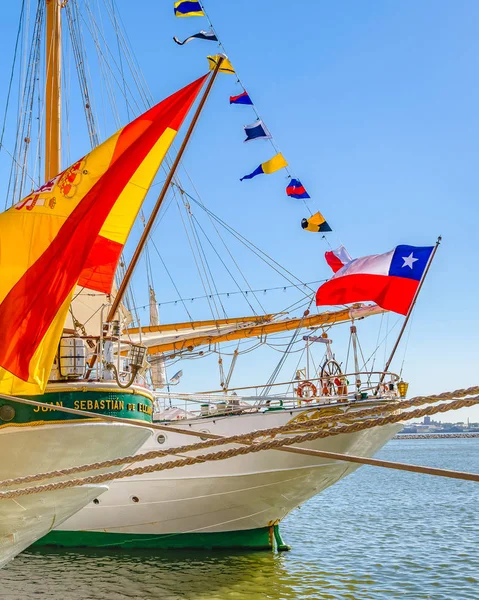 乌拉圭蒙得维的亚 2018年4月 2018年4月 停在乌拉圭蒙特维代奥港口城市海洋展览上的现代校船 — 图库照片