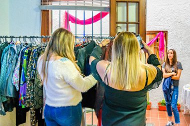 Montevideo, Uruguay, Ağustos - 2018 - küçük giyim iç elbiselere izlerken kadın iş mağaza