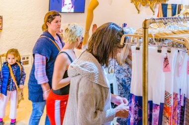 Montevideo, Uruguay, Ağustos - 2018 - küçük giyim iç elbiselere izlerken kadın iş mağaza