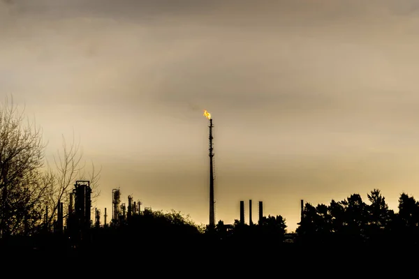 Long Distant Shot Refinery Chimney Expelling Fire Smoke — Stock Photo, Image