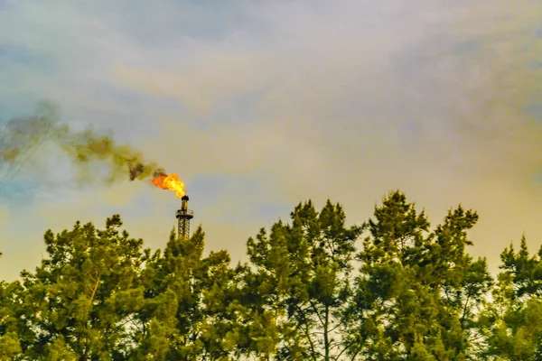Lejano Tiro Lejano Chimenea Refinería Expulsando Fuego Humo — Foto de Stock