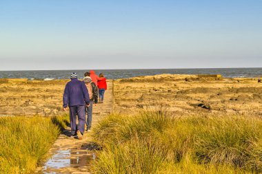 Kıyı olay yerinde bahar zaman Uruguay'nın başkenti montevideo şehirde insanlar