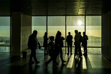 Montevideo, Uruguay, Ekim - 2018 - grup antel şehir görünümünü izlerken insan bakış açısı şehirde montevideo, Uruguay kule