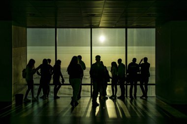 Montevideo, Uruguay, Ekim - 2018 - grup antel şehir görünümünü izlerken insan bakış açısı şehirde montevideo, Uruguay kule