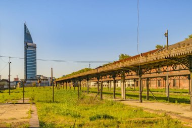 Arka plan aguada bölgesinde, Montevideo, Uruguay binasında çağdaş kule ile eski tren istasyonu terk