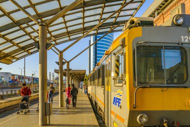 Montevideo, Uruguay, Ekim - 2018 - Park edilmiş şehirde montevideo, Uruguay akkuş tren istasyonunda tren