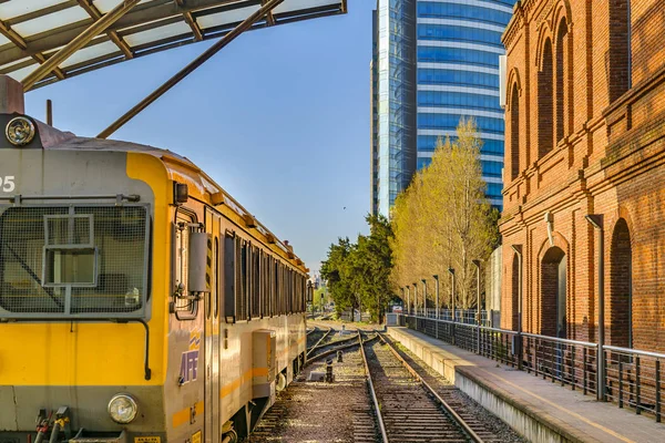 Träna Parkerade Och Personer Afe Tågstation Staden Montevideo Uruguay — Stockfoto