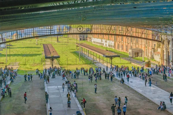 Vista Aérea Antigua Estación Tren Abandonada Con Mucha Gente Disfrutando — Foto de Stock