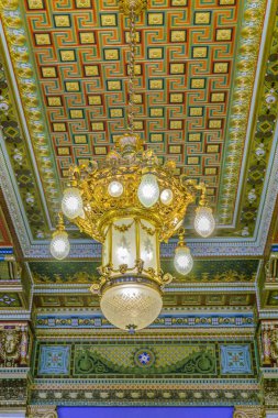 Zarif süslü avize tavan lambası düşük açılı vurdu