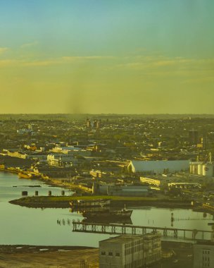 Montevideo endüstriyel bağlantı noktası şehrin havadan görünümü