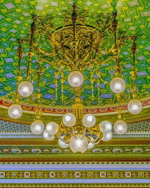 Basso Angolo Colpo Elegante Lampadario Decorato Soffitto — Foto Stock