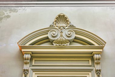 Düşük açılı süslü duvar iç onarım binanın içinde ateş