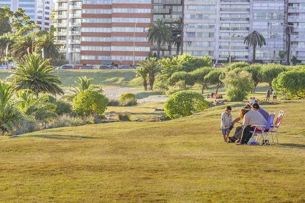 2018 沿岸の夏の都市の日のシーンをモンテビデオ ウルグアイ ウルグアイ モンテビデオ市で — ストック写真