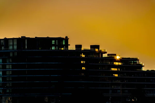 Longo Zoom Distante Tiro Moderno Apartamento Edifício Silhueta Pôr Sol — Fotografia de Stock